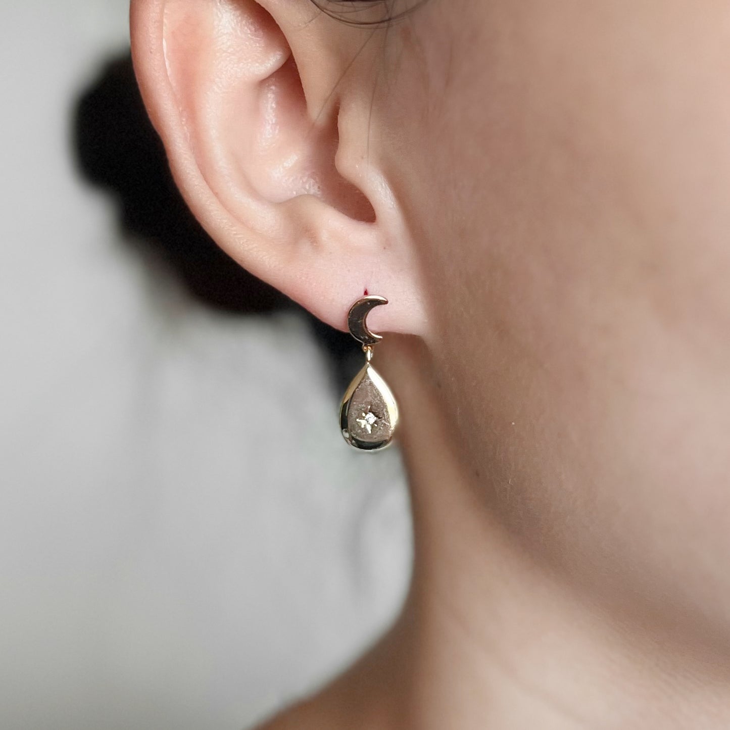 Lumi Droplet (16k gold-plated) Studs